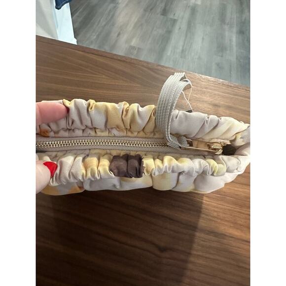 NWOT Vince Camuto Floral Wristlet Clutch - Picture 4 of 6